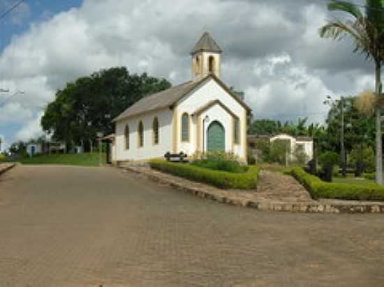 IGREJA-FOTO:MONTANHA - QUELUZITO - MG