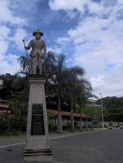 ESCULTURA DO FUNDADOR DE RAPOSOS, POR ELIAS ALONSO - RAPOSOS - MG