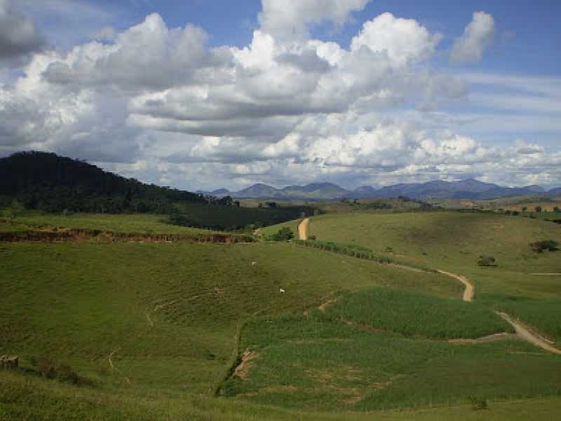 RECREIO-MG-VISTA DA REGIO COM SEUS MORROS-FOTO:OLHANDODAJANELADOTREM. - RECREIO - MG