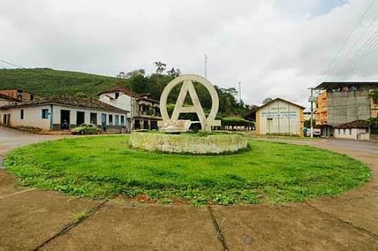 PRAA DA ANTIGA ESTAO FERROVIRIA-FOTO:SGTRANGEL  - REDUTO - MG