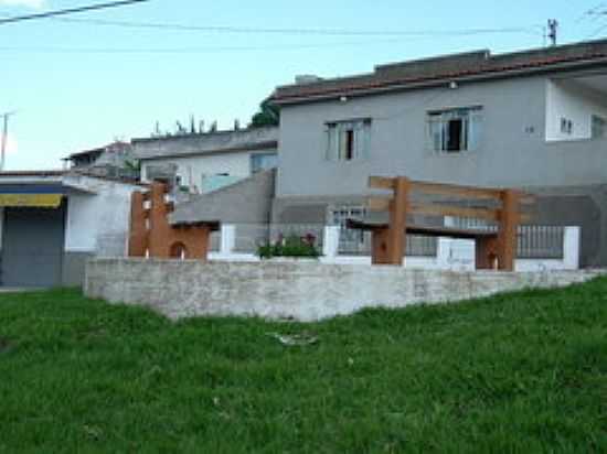 CASA EM RESSAQUINHA-FOTO:MONTANHA  - RESSAQUINHA - MG