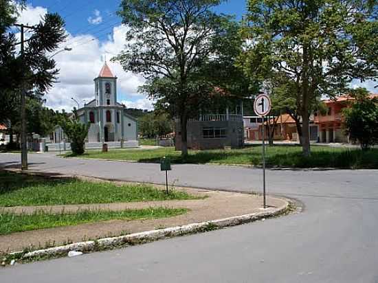 PRAA E IGREJA-FOTO:BRUNO CARVALHO LEAL  - RIO DAS MORTES - MG