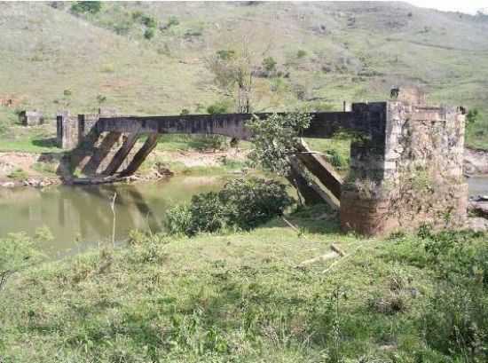 ESTRUTURA, EM RUNAS, DA PONTE SOBRE O RIO DO CARMO, NO MUNICPIO DE RIO DOCE MG, POR GUSTAVO AMARAL MELLO - RIO DOCE - MG