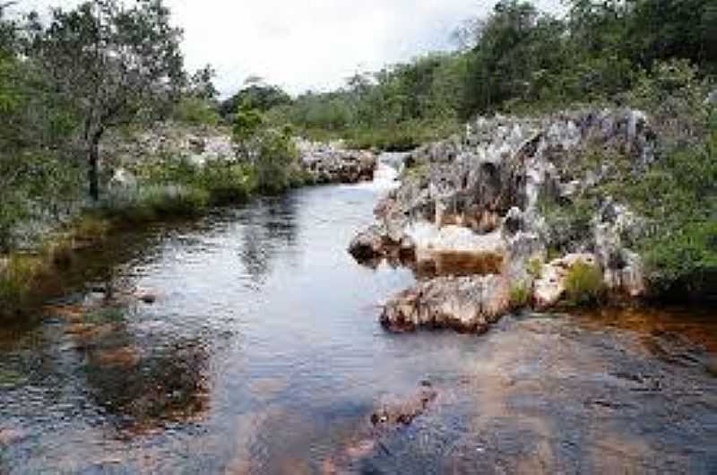 ARAPIRANGA-BA-LEITO PEDREGOSO DO RIO DA GUA SUJA-FOTO:WWW.FLICKRIVER.COM  - ARAPIRANGA - BA