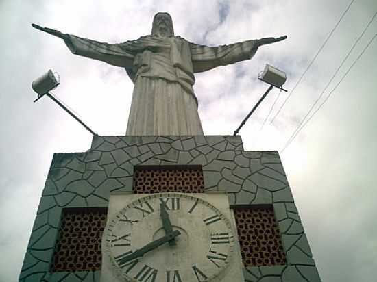 IMAGEM DO CRISTO E O RELGIO EM RIO NOVO-MG-FOTO:TONY BORRACH - RIO NOVO - MG