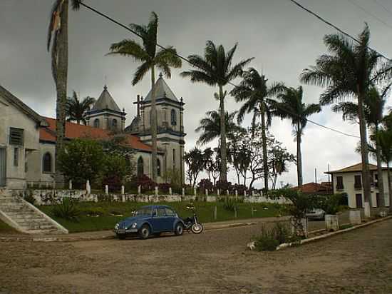 PRAA NA LATERAL DA IGREJA DE ROAS NOVAS-FOTO:ANIZIO REZENDE - ROAS NOVAS - MG