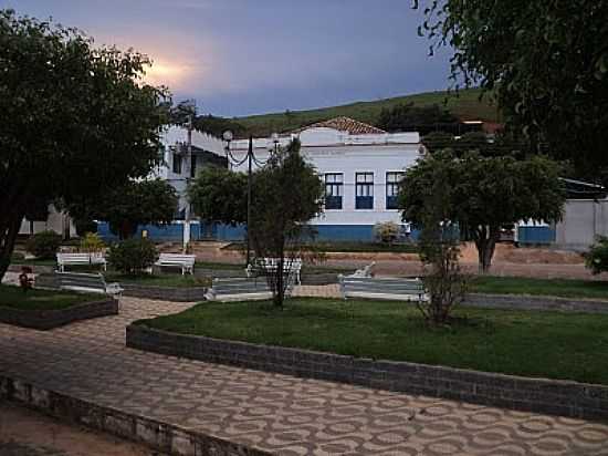 PRAA EM FRENTE A ESCOLA - ROCHEDO DE MINAS - MG