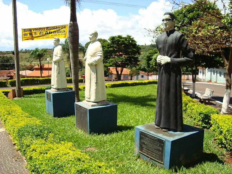 ROMARIA-MG-ESTTUAS DOS PADRES DA CIDADE-FOTO:ELDO BRASIL - ROMARIA - MG