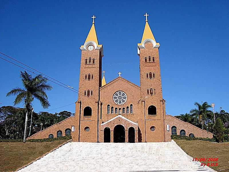 ROMARIA-MG-IMAGEM FRONTAL DO SANTURIO DE N.SRA.DA ABADIA NO DISTRITO DA GUA SUJA-FOTO:JFREZENDE - ROMARIA - MG