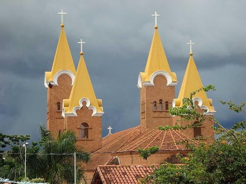 ROMARIA-MG-TORRES DO SANTURIO DE N.SRA.DA ABADIA NO DISTRITO DA GUA SUJA-FOTO:ELDO BRASIL - ROMARIA - MG