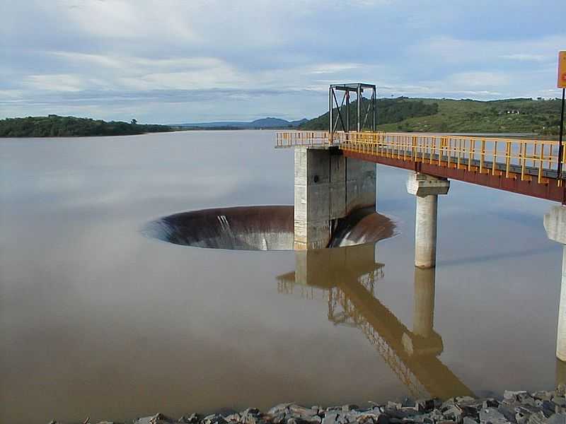 SALINAS-MG-PLATAFORMA NA BARRAGEM-FOTO:JOTALU - SALINAS - MG