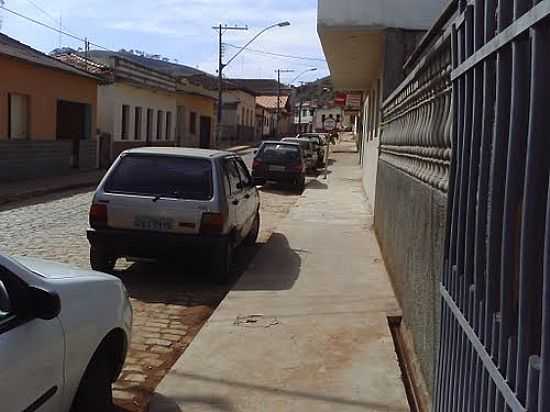 RUA CENTRAL DE SANTA CRUZ DO ESCALVADO-MG-FOTO:RAFAEL SGUIZZATO - SANTA CRUZ DO ESCALVADO - MG