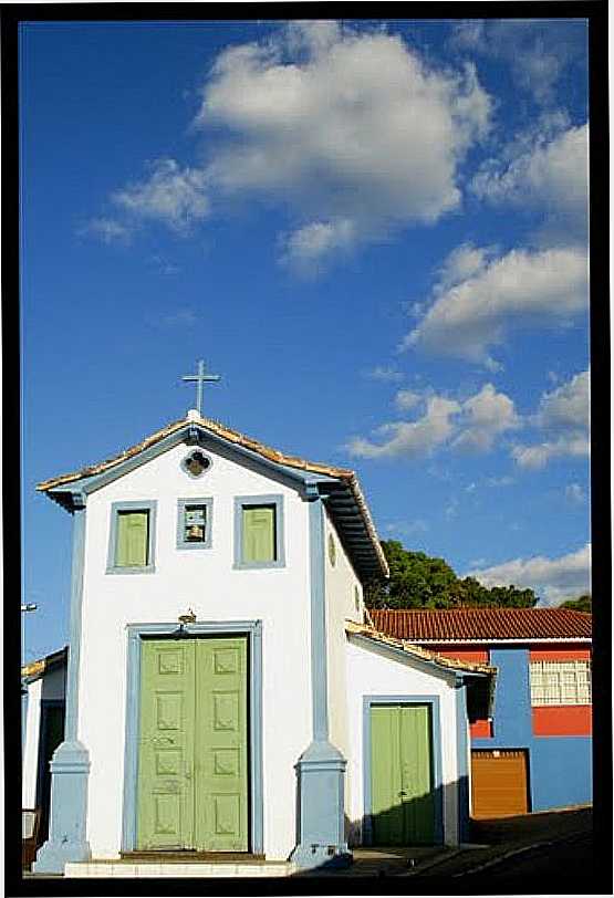 PEQUENA CAPELA NO CENTRO HISTRICO DE SANTA LUZIA-FOTO:DIOGO CABRAL [PANORAMIO] - SANTA LUZIA - MG