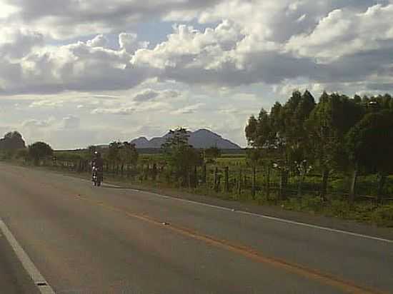 RODOVIA E AO FUNDO A SERRA EM ARGOLO-BA-FOTO:JMDF - ARGOLO - BA