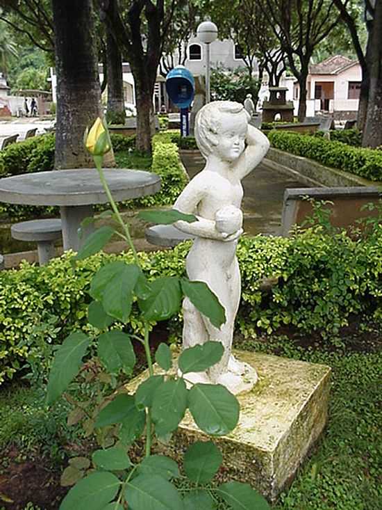 ESTATUETA MASCULINA - SANTA RITA DO ITUETO - MG