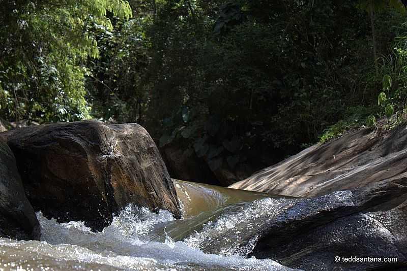 SANTA RITA DO ITUETO-MG-CACHOEIRA NO PARQUE AQUTICO-FOTO:TEDD SANTANA - SANTA RITA DO ITUETO - MG