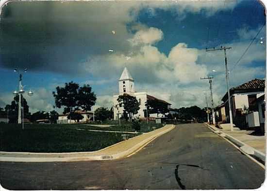 PRAA E IGREJA-FOTO:ALIXANDRE  - SANTANA DE PATOS - MG