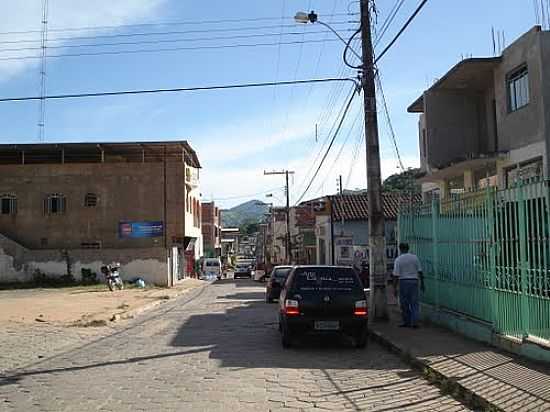 AVENIDA GETLIO VARGAS-FOTO:JAC RODRIGUES SANTI  - SANTANA DO PARASO - MG