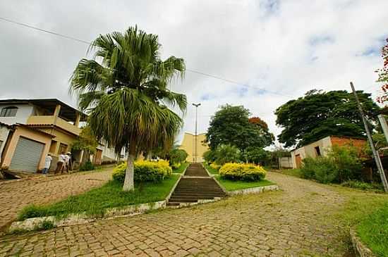 SANTO ANTNIO DO GLRIA-MG-PRAA DA IGREJA DE SANTO ANTNIO-FOTO:SGTRANGEL  - SANTO ANTNIO DO GLRIA - MG