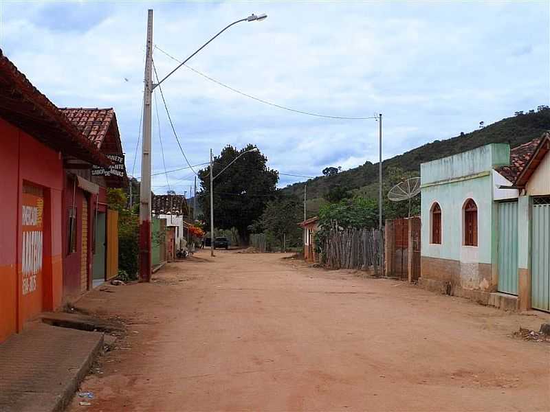 SANTO ANTNIO DO MUCURI-MG-RUA DO DISTRITO-FOTO:JNIOR GONALVES - SANTO ANTNIO DO MUCURI - MG