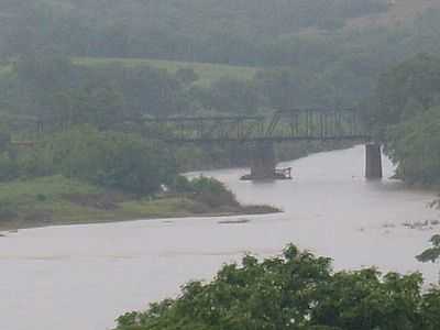 DIA CHUVOSO, PONTE VISTA DE LONGE, QUEBRA-CCO POR RAFFA MONTEIRO - SANTO HIPLITO - MG