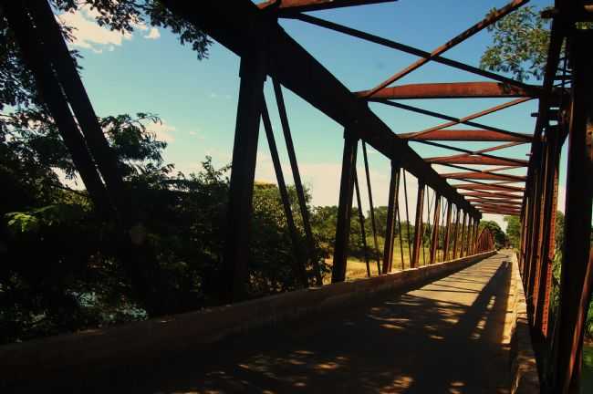 PONTE SOBRE O RIO DAS VELHAS., POR FERNANDO MENDES - SANTO HIPLITO - MG