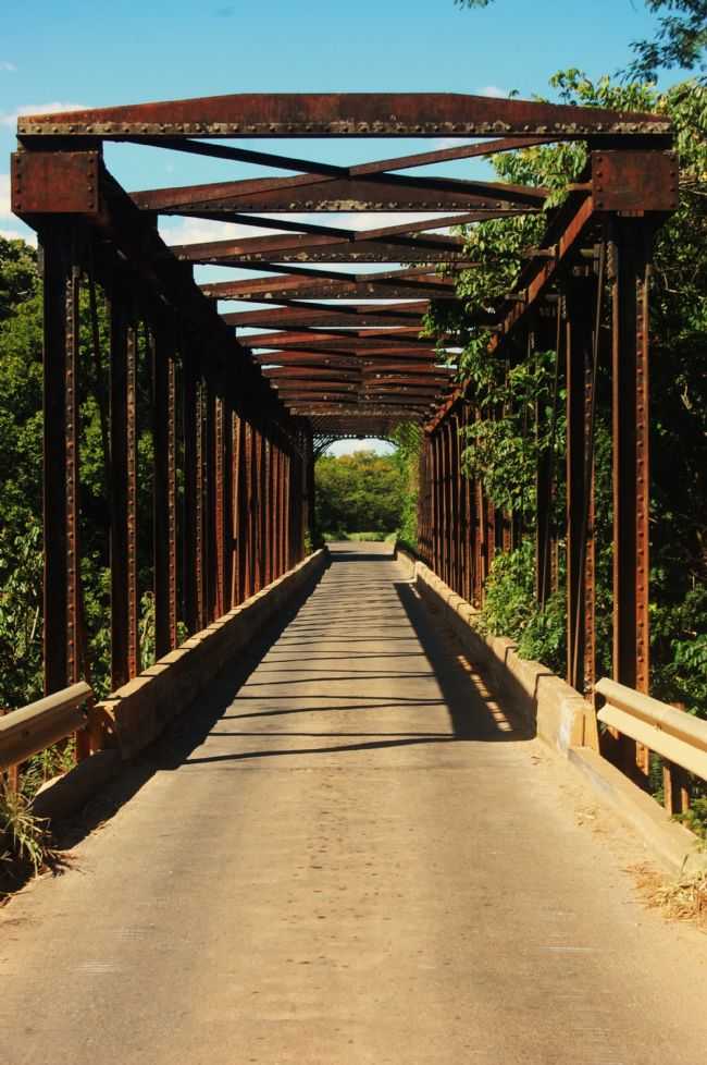 PONTE SOBRE O RIO DAS VELHAS., POR FERNANDO MENDES - SANTO HIPLITO - MG