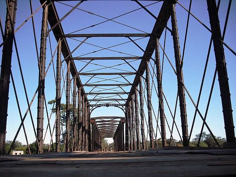 SANTO HIPLITO-MG-PONTE SOBRE O RIO DAS VELHAS-FOTO:LEANDRO DURES - SANTO HIPLITO - MG