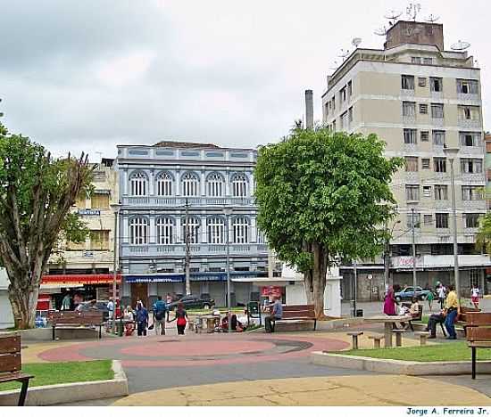 PRAA CESRIO ALVIM COM A CMARA MUNICIPAL AO FUNDO EM SANTOS DUMONT-MG-FOTO:JORGE A. FERREIRA JR - SANTOS DUMONT - MG