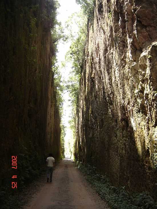 CORTE FUNDO NAS ROCHAS EM SO DOMINGOS DA BOCAINA -MG-FOTO:MARCIO LUCINDA - SO DOMINGOS DA BOCAINA - MG