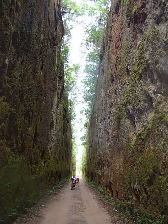 CORTE FUNDO NAS ROCHAS EM SO DOMINGOS DA BOCAINA -MG-FOTO:MARCIO LUCINDA - SO DOMINGOS DA BOCAINA - MG