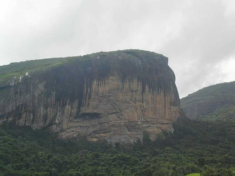 SO DOMINGOS DO PRATA-MG-PEDRA DA BALEIA VISTA DA ESTRADA DE ALFI-FOTO:EVANDRO MIRANDA - SO DOMINGOS DO PRATA - MG