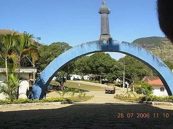 ENTRADA DA IGREJA-FOTO:JAKELINE RIBEIRO  - SO GERALDO DA PIEDADE - MG