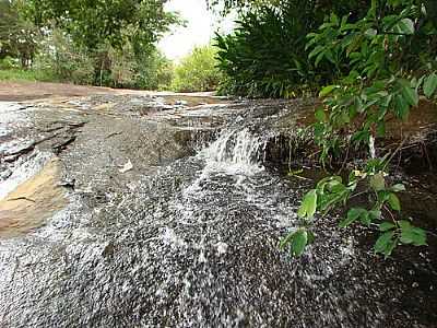 CACHOEIRA NO QUILOMBO DO GAIA-FOTO:ANTNIO CARLOS LIMA  - SO GONALO DO PAR - MG