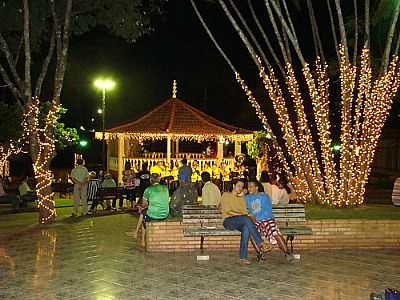 CORETO DA PRAA ORNAMENTADO PARA O NATAL-FOTO:ANTONIO CARLOS LIMA - SO GONALO DO PAR - MG