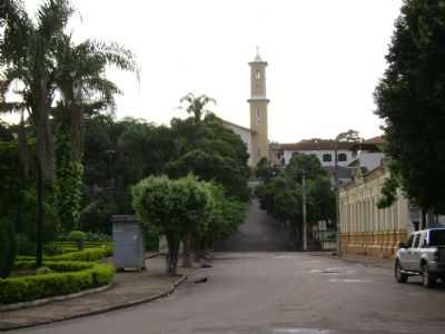 PRAA, COM VISO DA IGREJA MATRIZ AO FUNDO, POR ABLIO CEZAR FERNANDES - SO JOO EVANGELISTA - MG