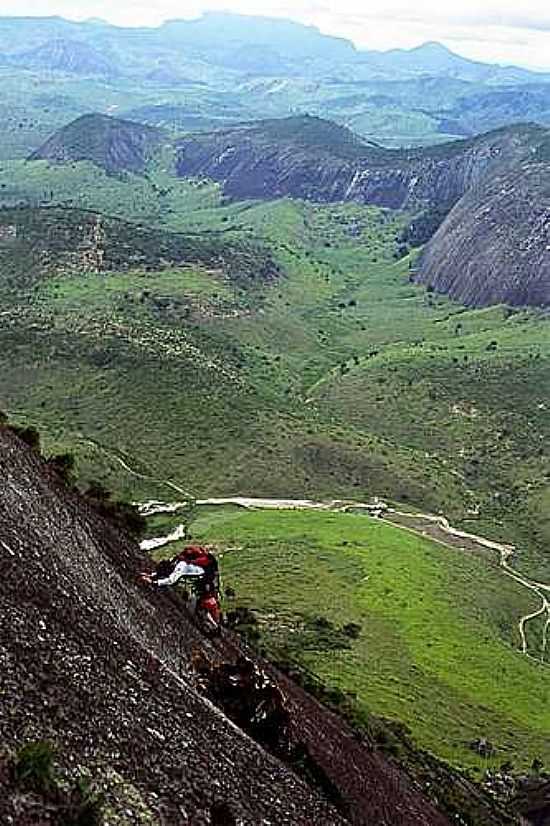 ESCALANDO A PEDRA RISCADA-FOTO:LUCIANO CORREA TIJO - SO JOS DO DIVINO - MG