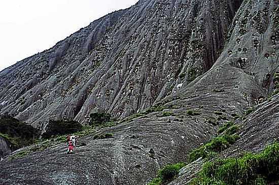 ESCALANDOA PEDRA RISCADA-FOTO:LUCIANO CORREA TIJO  - SO JOS DO DIVINO - MG