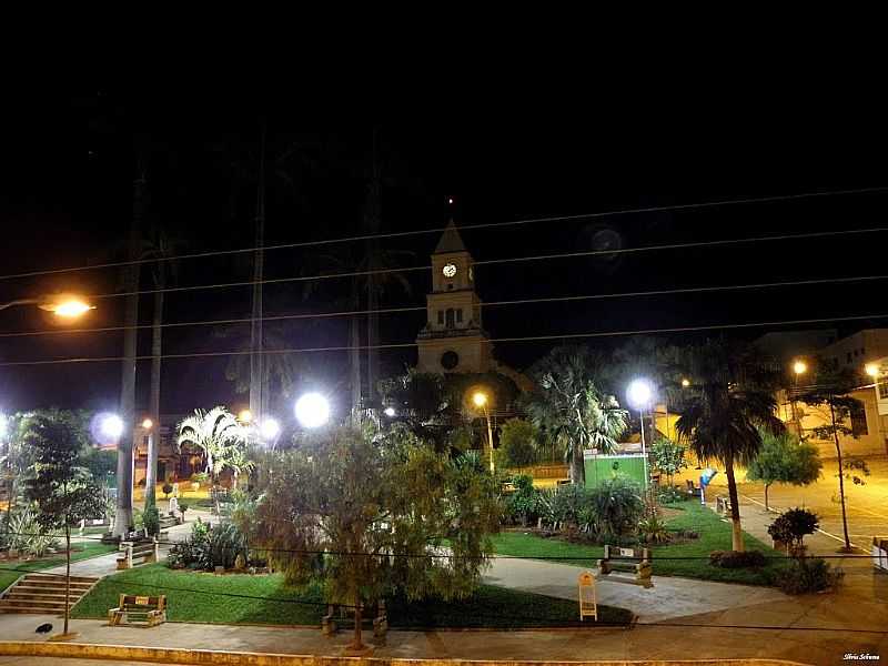 SO ROQUE DE MINAS-MG-VISTA NOTURNA DA PRAA E MATRIZ DE SO ROQUE-FOTO:SILVIA SCHUMACHER - SO ROQUE DE MINAS - MG