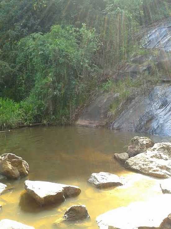 LAGO DA CACHOEIRA EM SO SEBASTIO DO GIL-MG-FOTO:ALEX VAZ - SO SEBASTIO DO GIL - MG