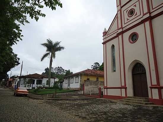 PRAA E IGREJA EM SO SEBASTIO DO GIL-MG-FOTO:BLACKTRUNKS - SO SEBASTIO DO GIL - MG