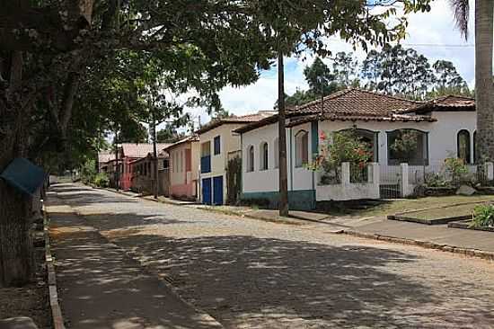 RUA AO LADO DA MATRIZ EM SO SEBASTIO DO GIL-MG-FOTO:GILSON DE SOUZA - SO SEBASTIO DO GIL - MG