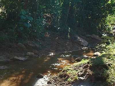 RIO QUE PASSA ENTRE AS MATAS POR ROGERBLIZ - SO SEBASTIO DO MARANHO - MG