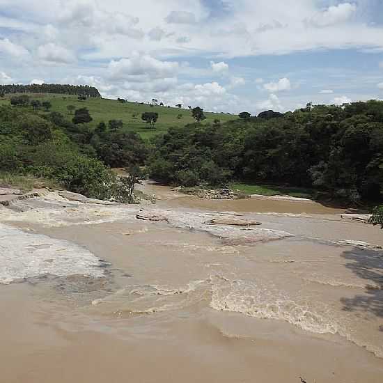 CACHOEIRA DA FBRICA E VISTA DA REGIO DE SO TIAGO-MG-FOTO:MONTANHA - SO TIAGO - MG