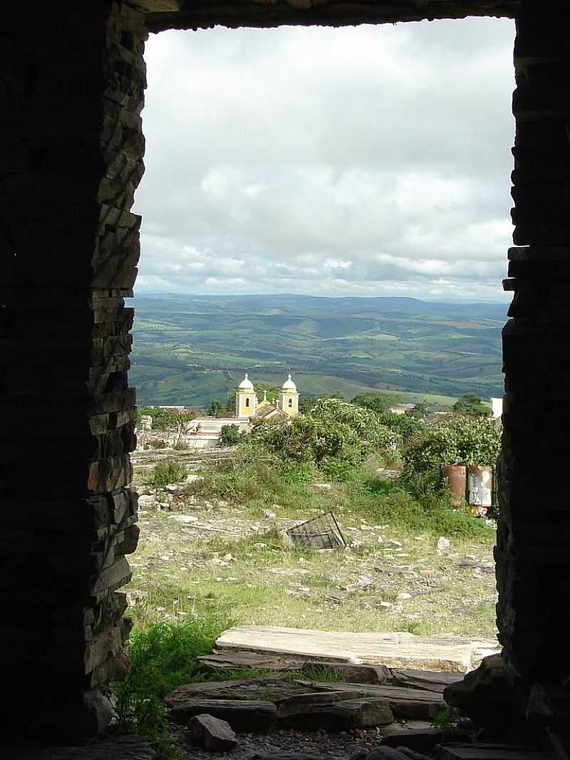 SO THOM DAS LETRAS-MG-VISTA ATRAVS DA JANELA DA CASA DE PEDRA-FOTO:EDGARD THOMAS - SO THOM DAS LETRAS - MG