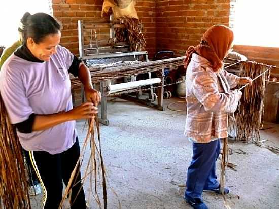 ARTESS CONFECCIONANDO AS PEAS DE FIBRAS DE BANANEIRA EM SENADOR MODESTINO GONALVES-MG - SENADOR MODESTINO GONALVES - MG