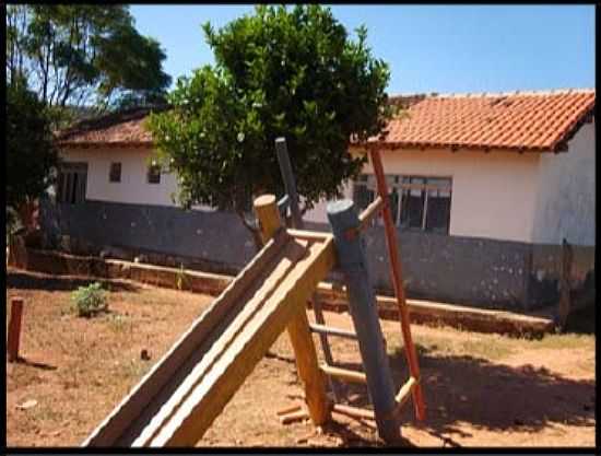 PARQUINHO DA ESCOLA MUNICIPAL NA COMUNIDADE CAMPOS DAS FLORES EM SENADOR MODESTINO GONALVES-MG-FOTO:EDSON RAMOS RODRIGUES - SENADOR MODESTINO GONALVES - MG