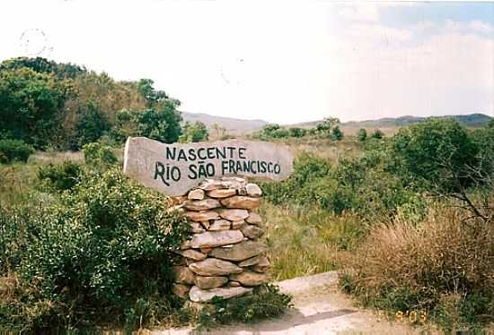 NASCENTE DO RIO SO FRANCISCO EM SERRA DA CANASTRA-MG-FOTO:RICARDOHOSSOE - SERRA DA CANASTRA - MG