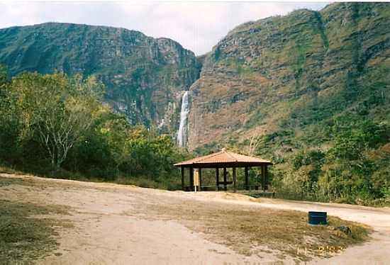 QUIOSQUE COM CACHOEIRA AO FUNDO EM SERRA DA CANASTRA-MG-FOTO:RICARDOHOSSOE - SERRA DA CANASTRA - MG