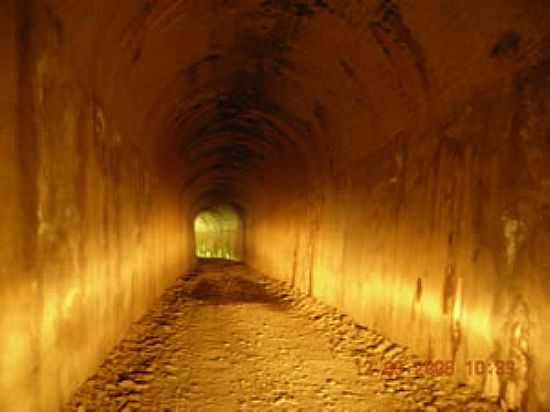 UM DOS TNEIS CONSTRUDOS PARA A PASSAGEM DA ANTIGA ESTRADA DE FERRO EM SERRA DA SAUDADE-MG-FOTO:ADRIANA DE OLIVEIRA - SERRA DA SAUDADE - MG